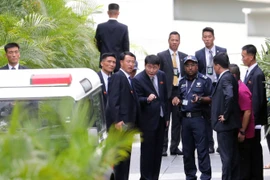 Ngoại trưởng Singapore Vivian Balakrishnan (thứ 2, phải) đón nhà lãnh đạo Triều Tiên Kim Jong-un (trái) tại sân bay Changi, Singapore ngày 10/6. (Nguồn: Yonhap/TTXVN)