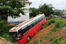 Xe khách mất lái lao xuống rãnh. (Ảnh: Nguyễn Hoàng/TTXVN)