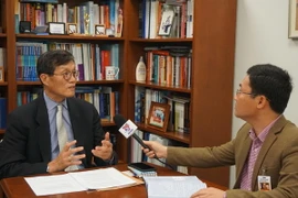Ông Changyong Rhee, Giám đốc phụ trách Châu Á-Thái Bình Dương của IMF, trả lời phỏng vấn phóng viên TTXVN. (Ảnh: Đặng Huyền/Vietnam+)