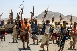 Lực lượng trung thành với Tổng thống Yemen được liên quân Arab hậu thuẫn tiến về căn cứ Khaled Ibn Al-Walid, cách thị trấn Mokha bên bờ Biển Đỏ 30km về phía đông, ngày 15/4/2017. (Nguồn: AFP/TTXVN)