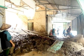 Cảnh tan hoang của gia đình nhà ông Dương Ngọc Hưng chủ trang trại nuôi cá nước lạnh tại bản Chu Va 12, xã Sơn Bình, huyện Tam Đường hiện đang mất tích do bị lũ cuốn trôi. (Ảnh: Quý Trung/TTXVN)