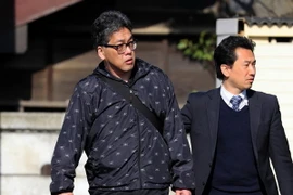 Đối tượng Yasumasa Shibuya (trái) bị cảnh sát áp giải tại Matsudo, tỉnh Chiba, Nhật Bản ngày 14/4/2017. (Nguồn: Asahi Shimbun/ TTXVN)