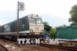 Tàu SE 2 đi từ Thành phố Hồ Chí Minh ra Hà Nội là chuyến tàu đầu tiên chạy qua ga Núi Thành khi ga này hoạt động trở lại. (Ảnh: Đỗ Trưởng/TTXVN)