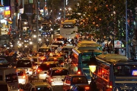 Ùn tắc trên đường Trần Quốc Hoàn. (Ảnh:TTXVN phát)
