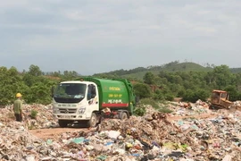 Hàng ngày có hàng chục xe chuyên dụng tập kết rác về bãi rác Hồ Bơ, với khoảng hơn 60 tấn/ngày. (Ảnh: Khiếu Tư/TTXVN)