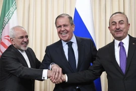 Ngoại trưởng Iran Mohammad Javad Zarif, Ngoại trưởng Nga Sergei Lavrov và Ngoại trưởng Thổ Nhĩ Kỳ Mevlut Cavusoglu tại cuộc gặp ở Moskva, Nga ngày 28/4. Ảnh: (Nguồn: AFP/TTXVN)