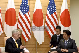 Thủ tướng Nhật Bản Shinzo Abe tiếp Bộ trưởng Quốc phòng Mỹ James Mattis. (Nguồn: AP)