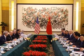 Bộ trưởng Thương mại Mỹ Wilbur Ross (thứ 2 trái) và Phó Thủ tướng Trung Quốc Lưu Hạ (thứ 4 phải) tại cuộc gặp ở Bắc Kinh ngày 3/6. (Nguồn: AFP/TTXVN)