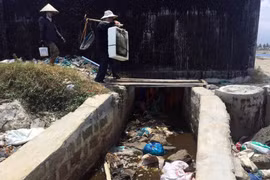 Cống nước thải của nhà máy đường Khánh Hòa tiếp giáp với đầm Thủy Triều. (Ảnh: Phan Sáu/TTXVN)