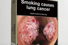 Mẫu bao thuốc lá đưa hình ảnh chân thực cảnh báo về tác hại của hút thuốc lá đối với sức khỏe con người. (Ảnh: AFP/TTXVN)