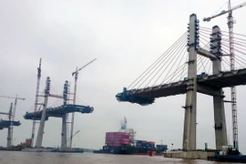 Cầu Bạch Đằng trước khi hợp long. (Ảnh: Văn Đức/TTXVN)