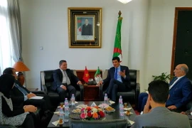 Đại sứ Phạm Quốc Trụ làm việc với tỉnh Mostaganem, Algeria. (Ảnh: Tất Đạt/TTXVN)