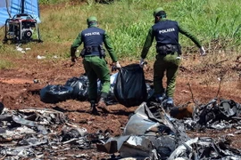 Lực lượng cứu hộ chuyển mảnh vỡ máy bay tại hiện trường vụ tai nạn ở La Habana, Cuba ngày 20/5. (Nguồn: EPA/TTXVN)