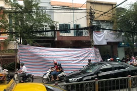 Công an quận Tân Bình phối hợp với các Phòng nghiệp vụ Công an Thành phố Hồ Chí Minh phong tỏa hiện trường. (Ảnh: TTXVN phát)