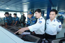 Cán bộ, chiến sỹ tàu Cảnh sát biển CSB 8001 phối hợp làm nhiệm vụ. (Ảnh: Lâm Khánh/TTXVN)