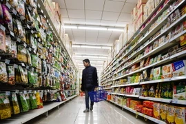 Lựa chọn hàng tại một siêu thị ở Nantong, tỉnh Giang Tô, Trung Quốc ngày 31/1. (Nguồn: THX/TTXVN)