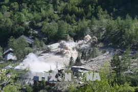 Khói bốc lên sau khi Triều Tiên phá bỏ bãi thử hạt nhân Punggye-ri ngày 24/5. (Nguồn: THX/TTXVN)