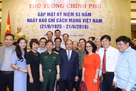 Thủ tướng Nguyễn Xuân Phúc với lãnh đạo, phóng viên, biên tập viên các cơ quan báo chí. (Ảnh: Thống Nhất/TTXVN)
