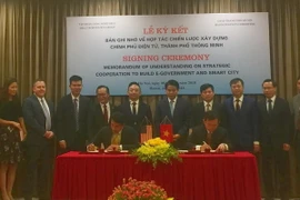 Lễ ký kết giữa thành phố Hà Nội và Tập đoàn Công nghệ Dell. (Ảnh: Nguyễn Văn Cảnh/TTXVN)