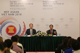 Thứ trưởng thường trực Bộ Ngoại giao Việt Nam Bùi Thanh Sơn, Trưởng ban Tổ chức WEF ASEAN 2018 (bên phải) và Chủ tịch WEF Borge Brende chủ trì họp báo. (Ảnh: Dương Giang/TTXVN)