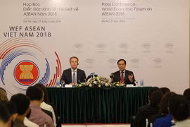 Thứ trưởng thường trực Bộ Ngoại giao Việt Nam Bùi Thanh Sơn, Trưởng ban Tổ chức WEF ASEAN 2018 (bên phải) và Chủ tịch WEF Borge Brende chủ trì họp báo. (Ảnh: Dương Giang/TTXVN)