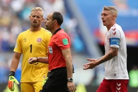 Cầu thủ Simon Kjaer (phải) và thủ môn Kasper Schmeichel (trái) trong trận đấu với Australia ở bảng C World Cup 2018 diễn ra ở Samara, Nga ngày 21/6. (Ảnh: THX/TTXVN)