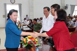 Chủ tịch Quốc hội Nguyễn Thị Kim Ngân với các cử tri. (Ảnh: Trọng Đức/TTXVN)