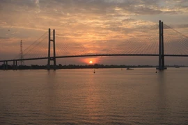 Cầu Cao Lãnh chính thức được đưa vào sử dụng ngày 27/5, kết nối đôi bờ sông Tiền, nối liền huyện Lấp Vò và thành phố Cao Lãnh của tỉnh Đồng Tháp. (Ảnh: Nguyễn Văn Trí/TTXVN)