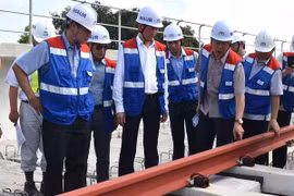 Phó Chủ nhiệm Ủy ban Kinh tế của Quốc hội Nguyễn Đức Kiên cùng lãnh đạo UBND TP. Hồ Chí Minh khảo sát thực địa tuyến metro số 1. (Ảnh: Trần Xuân Tình/TTXVN)