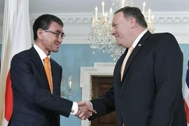 Ngoại trưởng Nhật Bản Taro Kono (trái) và người đồng cấp Mỹ Mike Pompeo. (Nguồn: Kyodo/TTXVN)