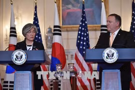 Ngoại trưởng Mỹ Mike Pompeo (phải) trong cuộc họp báo chung với người đồng cấp Hàn Quốc Kang Kyung-wha tại Washington DC ngày 11/5. (Nguồn: AFP/ TTXVN)