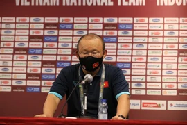 Huấn luyện viên Park Hang-seo phát biểu tại buổi họp báo. (Ảnh: Hoàng Linh/TTXVN)