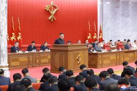 Nhà lãnh đạo Triều Tiên Kim Jong-un phát biểu tại phiên họp toàn thể Ủy ban Trung ương Đảng Lao động Triều Tiên ở Bình Nhưỡng ngày 15/6. (Ảnh: YONHAP/TTXVN)