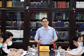 Thủ tướng Phạm Minh Chính đến thăm và làm việc với lãnh đạo Viện Vệ sinh Dịch tễ Trung ương. (Ảnh: Dương Giang/TTXVN)