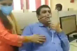 Arvind Kumar mang theo mặt nạ oxy đến nơi làm việc. (Nguồn: Livehindustan)