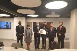 Các đại sứ và đại diện Đại sứ quan ASEAN tại Madrid cùng Lãnh đạo Phòng Thương mại và Công nghiệp Barcelona. (Ảnh: TTXVN phát)