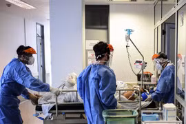 Điều trị cho bệnh nhân nhiễm COVID-19 tại Florencio Varela, Argentina. (Ảnh: AFP/TTXVN)