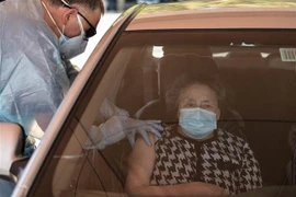 Nhân viên y tế tiêm vaccine phòng COVID-19 cho người dân tại Santiago, Chile. (Ảnh: THX/TTXVN)