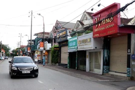 Đường phố Hà Tĩnh vắng người trước giờ thiết lập vùng cách ly. (Ảnh: Công Tường/TTXVN)