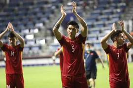 Các cầu thủ Việt Nam cảm ơn người hâm mộ sau khi kết thúc trận đấu. (Ảnh: Hoàng Linh/TTXVN)