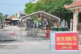 Chợ Ba Dừa ở xã Long Trung, huyện Cai Lậy, tỉnh Tiền Giang đã bị phong tỏa từ 0 giờ ngày 12/6 từ việc ghi nhận ca nghi nhiễm COVID-19 là tiểu thương ở chợ. (Ảnh: Hữu Chí/TTXVN)