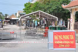 Chợ Ba Dừa ở xã Long Trung, huyện Cai Lậy, tỉnh Tiền Giang đã bị phong tỏa từ 0 giờ ngày 12/6 từ việc ghi nhận ca nghi nhiễm COVID-19 là tiểu thương ở chợ. (Ảnh: Hữu Chí/TTXVN)