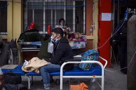 Bệnh nhân COVID-19 được điều trị tại bệnh viện ở Kathmandu, Nepal. (Ảnh: THX/TTXVN)