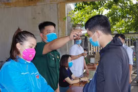 Kiểm tra thân nhiệt và khai báo y tế tại chốt kiểm soát liên ngành phòng, chống dịch COVID-19 ở cảng cá Quy Nhơn, phường Hải Cảng, thành phố Quy Nhơn. (Ảnh: Nguyên Linh/TTXVN)