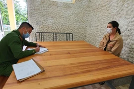 Điều tra viên làm việc với bị can Mã Thị Ngọc Nga.