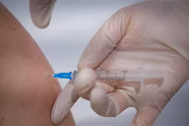 Nhân viên y tế tiêm vaccine phòng COVID-19 cho người dân. (Ảnh: AFP/TTXVN)
