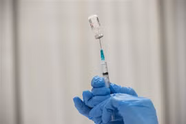 Tiêm vaccine phòng COVID-19 tại Worcester, Massachusetts, Mỹ. (Ảnh: AFP/TTXVN)