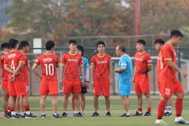 HLV Park Hang-seo và các cầu thủ trên sân tập. (Ảnh: Hoàng Linh/TTXVN)