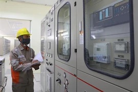 Công nhân Tổng Công ty Điện lực Miền Bắc tăng cường kiểm tra kỹ thuật trạm biến áp 110kV Vĩnh Phúc, đảm bảo cấp điện an toàn. (Ảnh: Ngọc Hà/TTXVN)