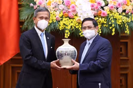 Thủ tướng Phạm Minh Chính tặng quà lưu niệm cho Bộ trưởng Ngoại giao Singapore Vivian Balakrishnan. (Ảnh: Dương Giang/TTXVN)